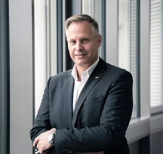 Der Geschäftsführer der Systemair GmbH, Stefan Fischer, hat ambitionierte Ziele für das neue Geschäftsjahr: Neben baulichen Erweiterungen auf dem Firmengelände und stetiger Weiterentwicklung des Standorts in Boxberg, stellt er sich als Kandidat für die IHK Vollversammlung Heilbronn-Franken im September zur Wahl.