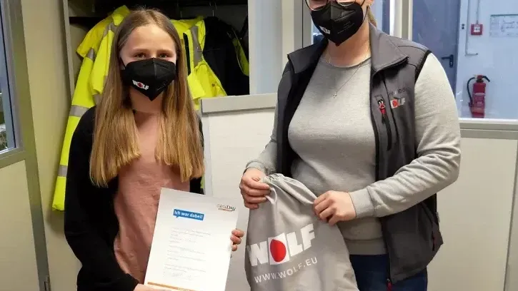 Vom Girls` Day zur Ausbilderin: Belinda Schneider (rechts, im Bild mit einer aktuellen Teilnehmerin) arbeitet heute als Ausbilderin für Elektroberufe bei Wolf.