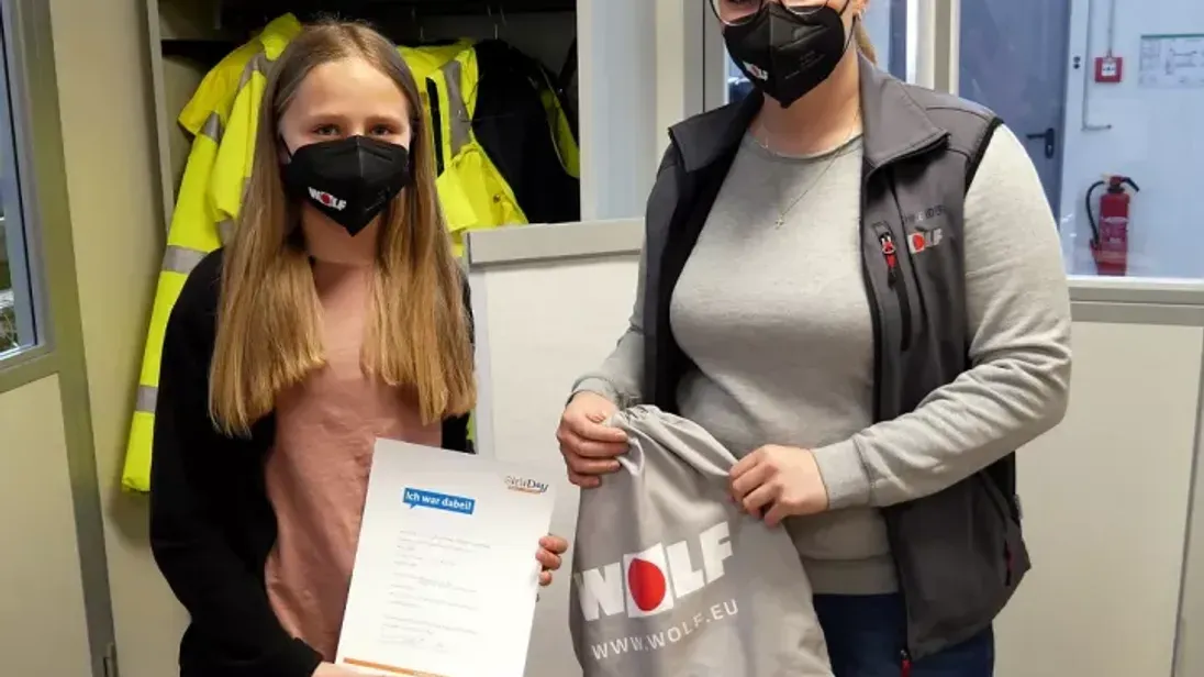 Vom Girls` Day zur Ausbilderin: Belinda Schneider (rechts, im Bild mit einer aktuellen Teilnehmerin) arbeitet heute als Ausbilderin für Elektroberufe bei Wolf.