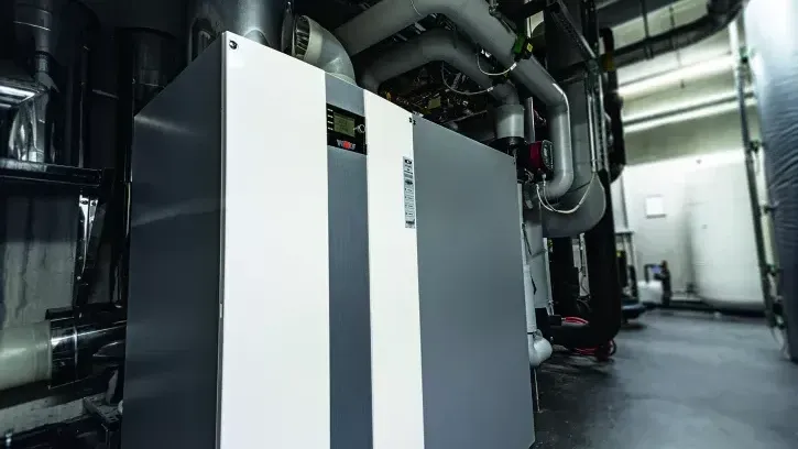 Ein Wolf MGK-2 210 Gas-Brennwertkessel ist mit 210 kW Leistung redundant dimensioniert, sodass er bei Ruhezustand der Solaranlage die geforderten Mengen an Warmwasser bereitstellen kann.