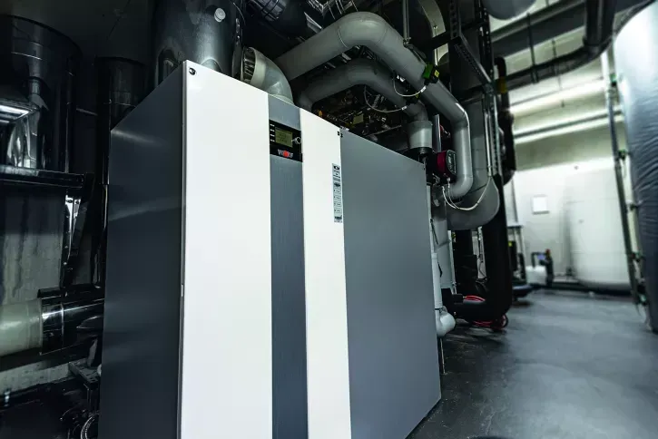 Ein Wolf MGK-2 210 Gas-Brennwertkessel ist mit 210 kW Leistung redundant dimensioniert, sodass er bei Ruhezustand der Solaranlage die geforderten Mengen an Warmwasser bereitstellen kann.