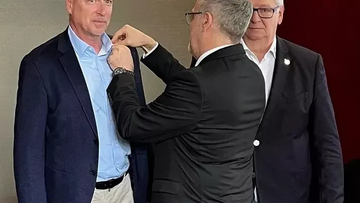 Ehrung zweiter Akt: Jörg Dittrich zeichnet Frank Heuberger aus.