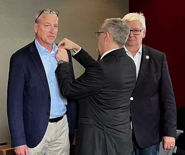 Ehrung zweiter Akt: Jörg Dittrich zeichnet Frank Heuberger aus.