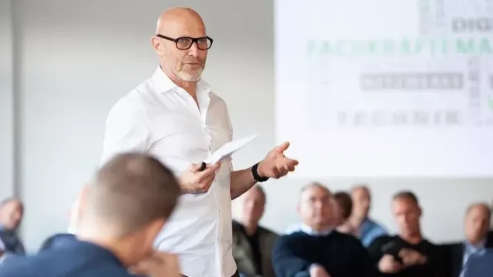 aquatherm Geschäftsführer und Gastgeber Dirk Rosenberg stellte in seinem Vortrag die „Ressource Mensch“ in den Mittelpunkt.