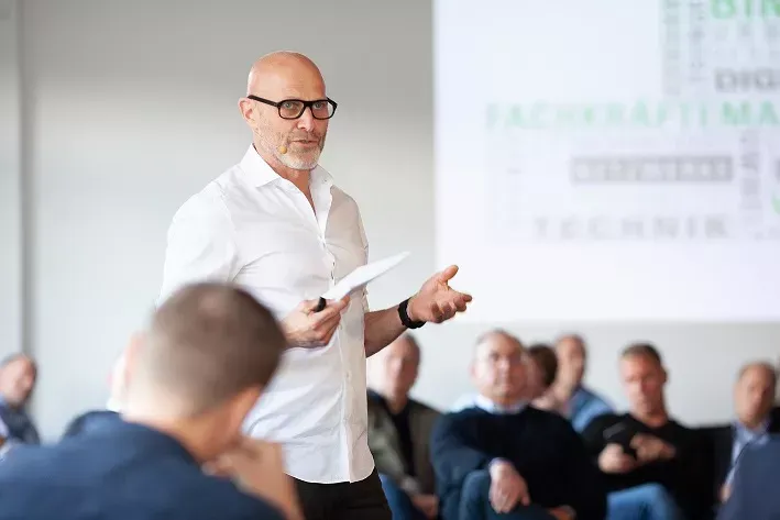 aquatherm Geschäftsführer und Gastgeber Dirk Rosenberg stellte in seinem Vortrag die „Ressource Mensch“ in den Mittelpunkt.