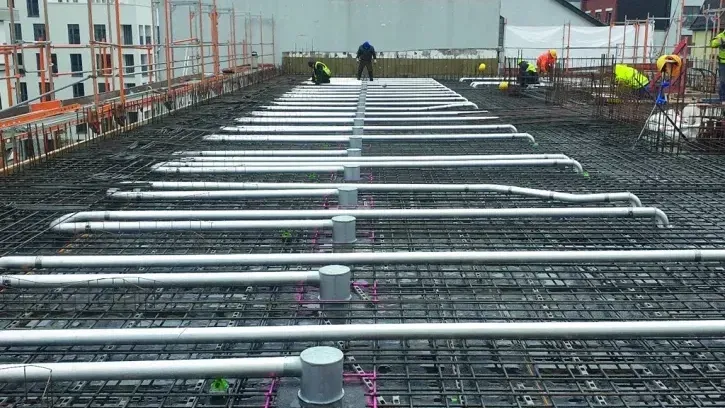 In die Betondecken werden rasterbezogen Kühlrohre aus wärmeleitendem Aluminium eingegossen. Verlegen lassen sich die Kühlrohre in Ortbeton, Filigrandecken und Fertigteildecken.