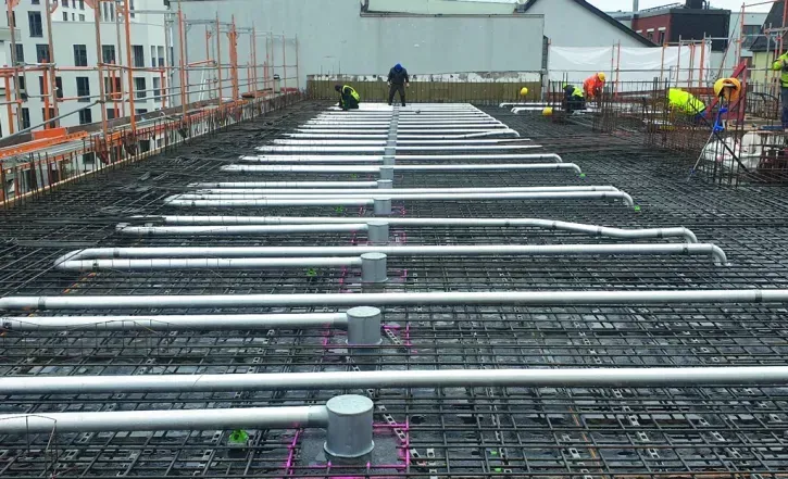 In die Betondecken werden rasterbezogen Kühlrohre aus wärmeleitendem Aluminium eingegossen. Verlegen lassen sich die Kühlrohre in Ortbeton, Filigrandecken und Fertigteildecken.