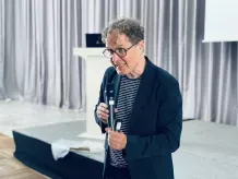 Prof. Dipl.-Ing. Thomas Giel bei seinem engagierten Vortrag zum Thema Kalte Nahwärme.