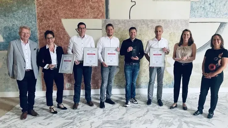 Die diesjährigen Gewinner des BVF Awards (v.l.): Ulrich Stahl (Vorstandsvorsitzender BVF), Tanja Funke (dibauco GmbH), Dr. Björn Wolff (Hottgenroth Software GmbH & Co. KG), Andreas Piephans und Daniel Schuschan (mfh systems GmbH), Michael Georg und Christin Roth-Jäger (Roth Werke GmbH und Laudatorin Alexandra Borke (BVF).