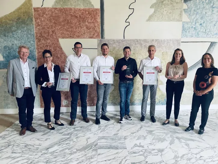 Die diesjährigen Gewinner des BVF Awards (v.l.): Ulrich Stahl (Vorstandsvorsitzender BVF), Tanja Funke (dibauco GmbH), Dr. Björn Wolff (Hottgenroth Software GmbH & Co. KG), Andreas Piephans und Daniel Schuschan (mfh systems GmbH), Michael Georg und Christin Roth-Jäger (Roth Werke GmbH und Laudatorin Alexandra Borke (BVF).