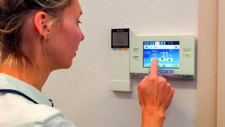 An der Hotelrezeption können die Betreiber jedes einzelne Innengerät über eine zentrale Fernbedienung steuern oder die Zimmer freigeben.