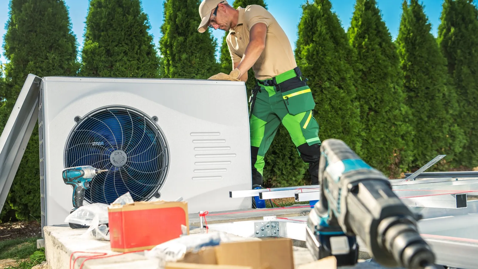 Handwerker baut Wärmepumpe ein