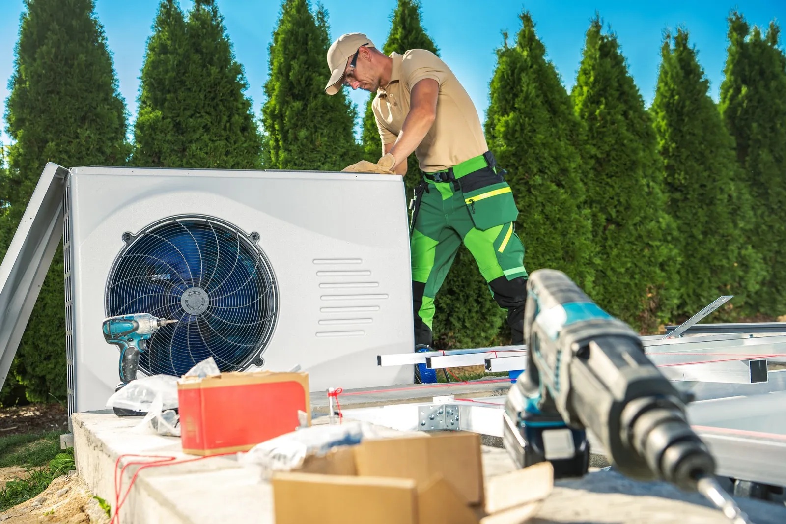 Handwerker baut Wärmepumpe ein