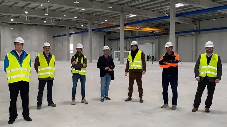 Schon bald bezugsfertig sind die 4.000 m² neue Produktionsfläche und die Büros im repräsentativen Neubau von Lauda Ultracool in Terrassa, Spanien. Auf dem Bild (v. l.): Xavier Armengol (Geschäftsführer Lauda Ultracool), Lluís Roig Garrido (Produktionsleiter Lauda Ultracool), vom regionalen Generalunternehmer DSL, Oriol Bach (Projektleiter), der Geschäftsführer Daniel Puente, Dr. Marc Stricker (Geschäftsführer Lauda), Artur Gispert (Bauleiter DSL) sowie der Geschäftsführende Gesellschafter, Dr. Gunther Wobser.