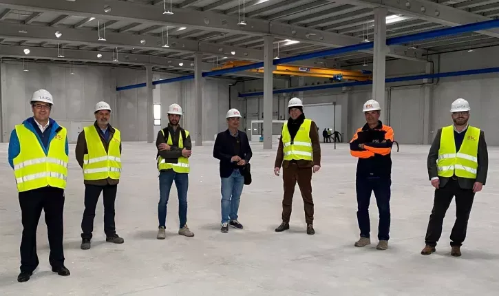 Schon bald bezugsfertig sind die 4.000 m² neue Produktionsfläche und die Büros im repräsentativen Neubau von Lauda Ultracool in Terrassa, Spanien. Auf dem Bild (v. l.): Xavier Armengol (Geschäftsführer Lauda Ultracool), Lluís Roig Garrido (Produktionsleiter Lauda Ultracool), vom regionalen Generalunternehmer DSL, Oriol Bach (Projektleiter), der Geschäftsführer Daniel Puente, Dr. Marc Stricker (Geschäftsführer Lauda), Artur Gispert (Bauleiter DSL) sowie der Geschäftsführende Gesellschafter, Dr. Gunther Wobser.