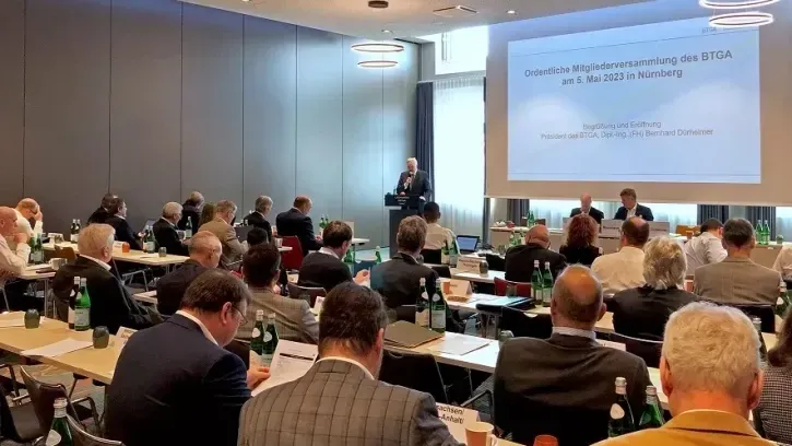 BTGA-Präsident Bernhard Dürheimer eröffnet die BTGA-Mitgliederversammlung 2023 in Nürnberg.