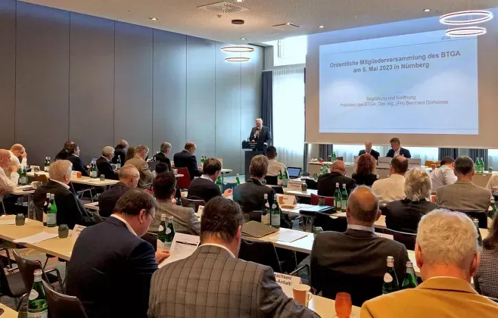 BTGA-Präsident Bernhard Dürheimer eröffnet die BTGA-Mitgliederversammlung 2023 in Nürnberg.