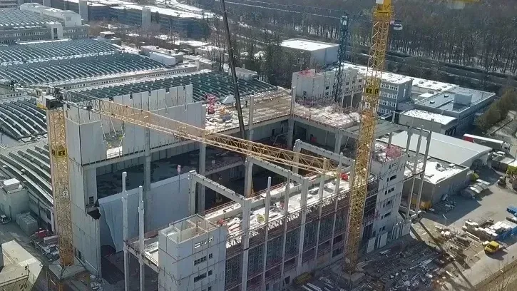 Die Produktionshalle von MTU Aero Engines in München soll bis März 2023 mit Gebäudetechnik in den Gewerken Lüftung, Heizung, Kälte, Sanität und Sprinkler ausgestattet werden.