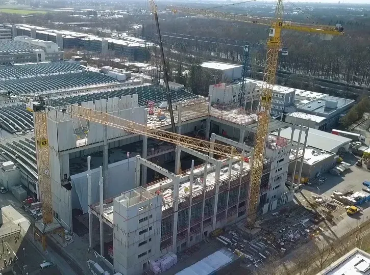 Die Produktionshalle von MTU Aero Engines in München soll bis März 2023 mit Gebäudetechnik in den Gewerken Lüftung, Heizung, Kälte, Sanität und Sprinkler ausgestattet werden.