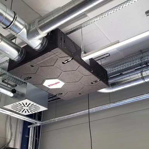 Eine Lüftungsanlage an der Decke eines Raums.