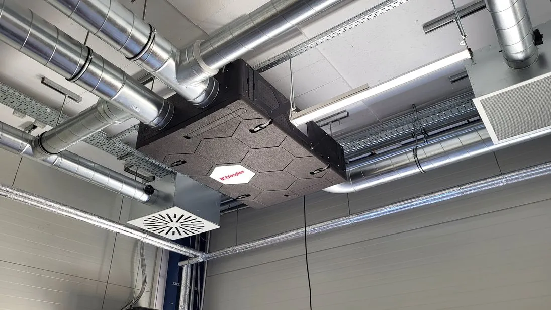 Eine Lüftungsanlage an der Decke eines Raums.