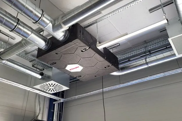 Eine Lüftungsanlage an der Decke eines Raums.