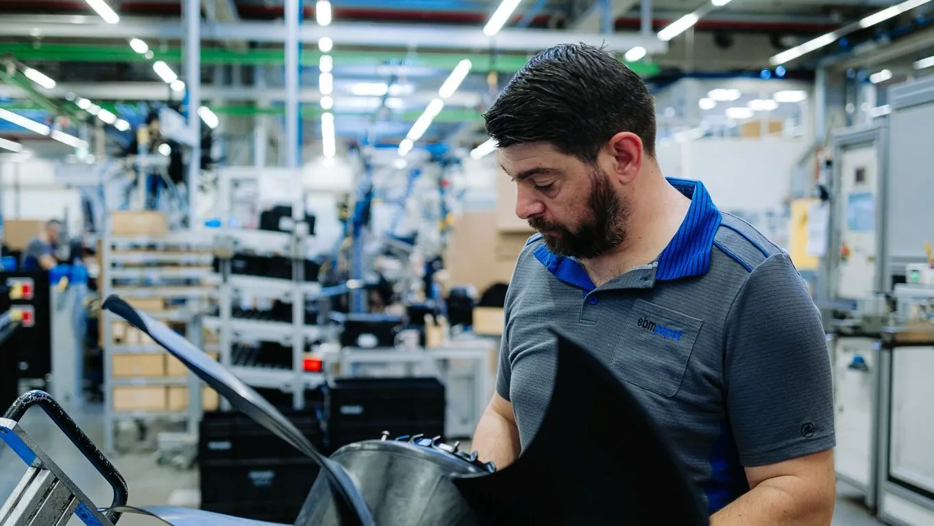 Ein Facharbeiter in einer Produktionshalle. 