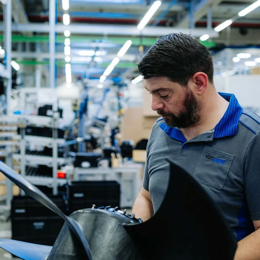 Ein Facharbeiter in einer Produktionshalle. 