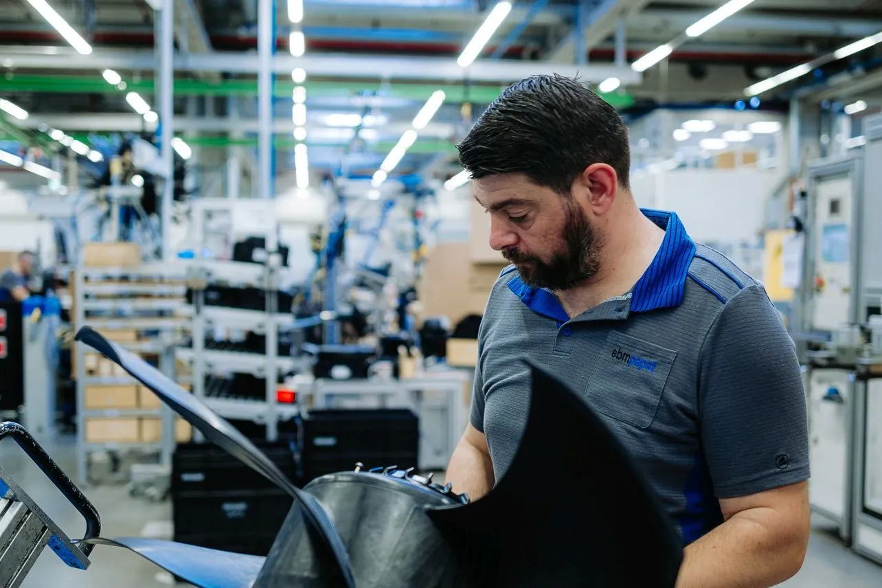 Ein Facharbeiter in einer Produktionshalle. 