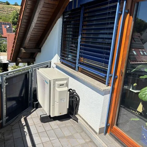 Eine Luft-Luft-Wärmepumpe auf dem Balkon eines Wohnhauses. 