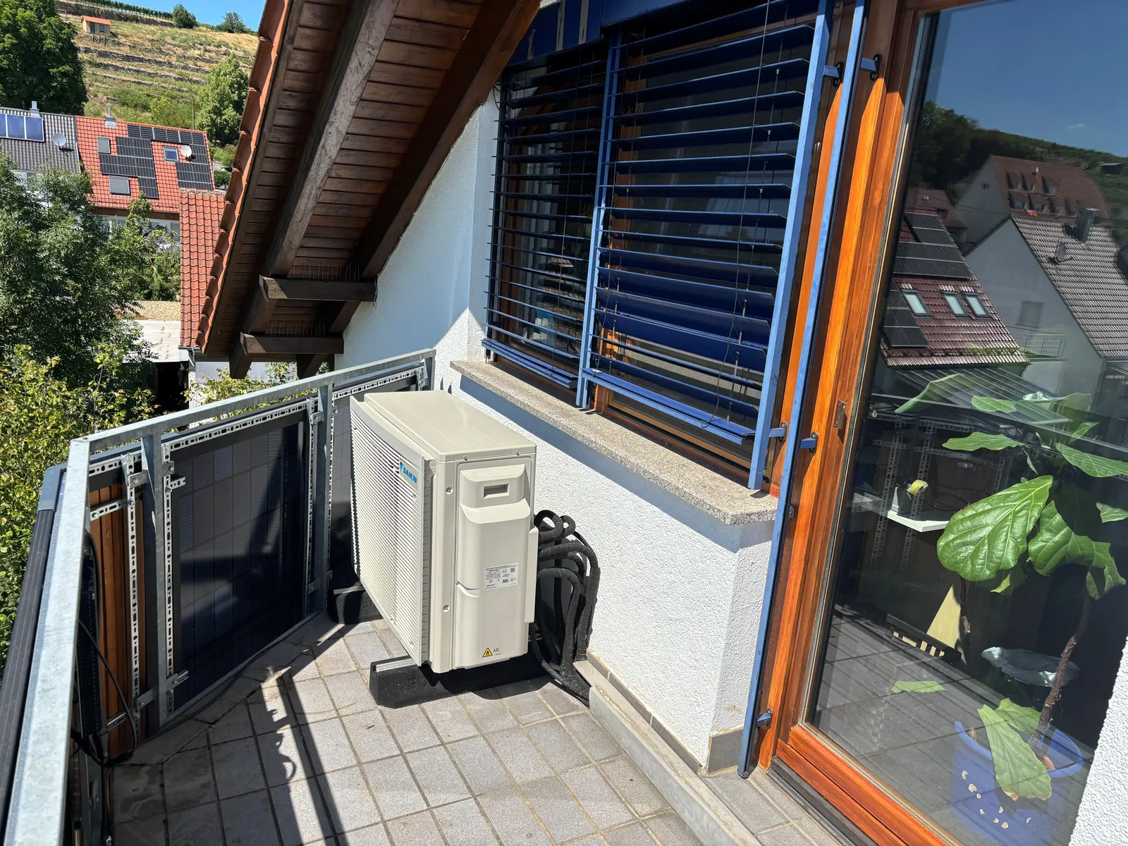 Eine Luft-Luft-Wärmepumpe auf dem Balkon eines Wohnhauses. 