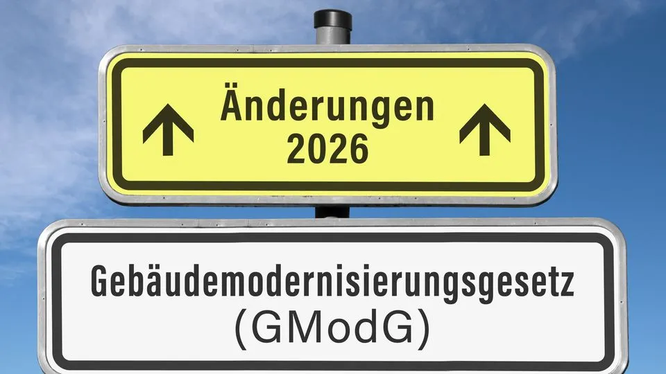 Zwei Schilder, die symbolisch für die diesjährigen Änderungen des Gebäudemodernisierungsgesetzes stehen.
