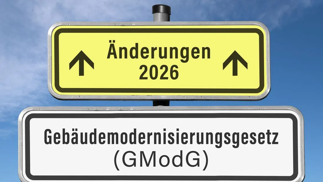Zwei Schilder, die symbolisch für die diesjährigen Änderungen des Gebäudemodernisierungsgesetzes stehen.