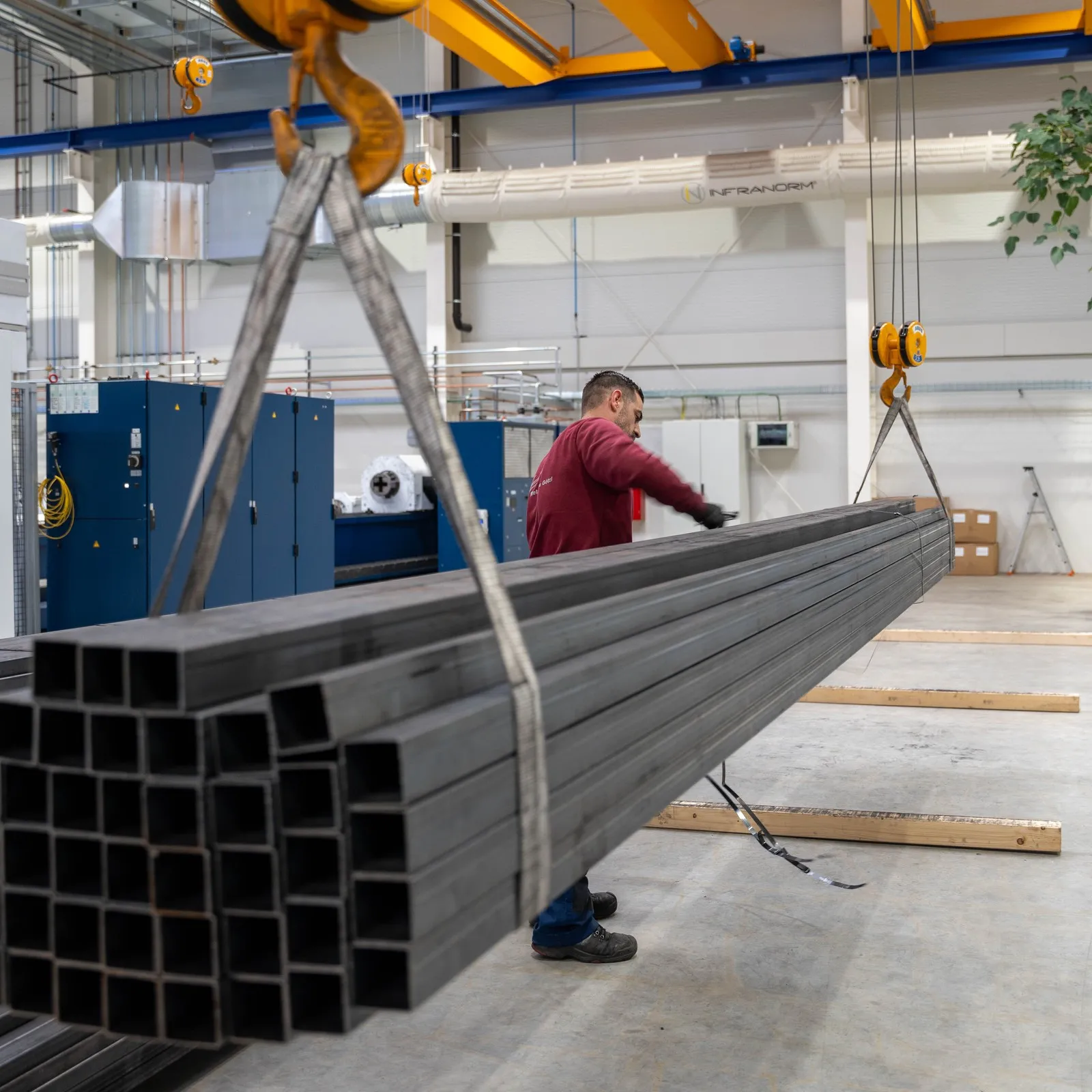 Metallprofile auf einem Kran mit einem Metallbauer. 