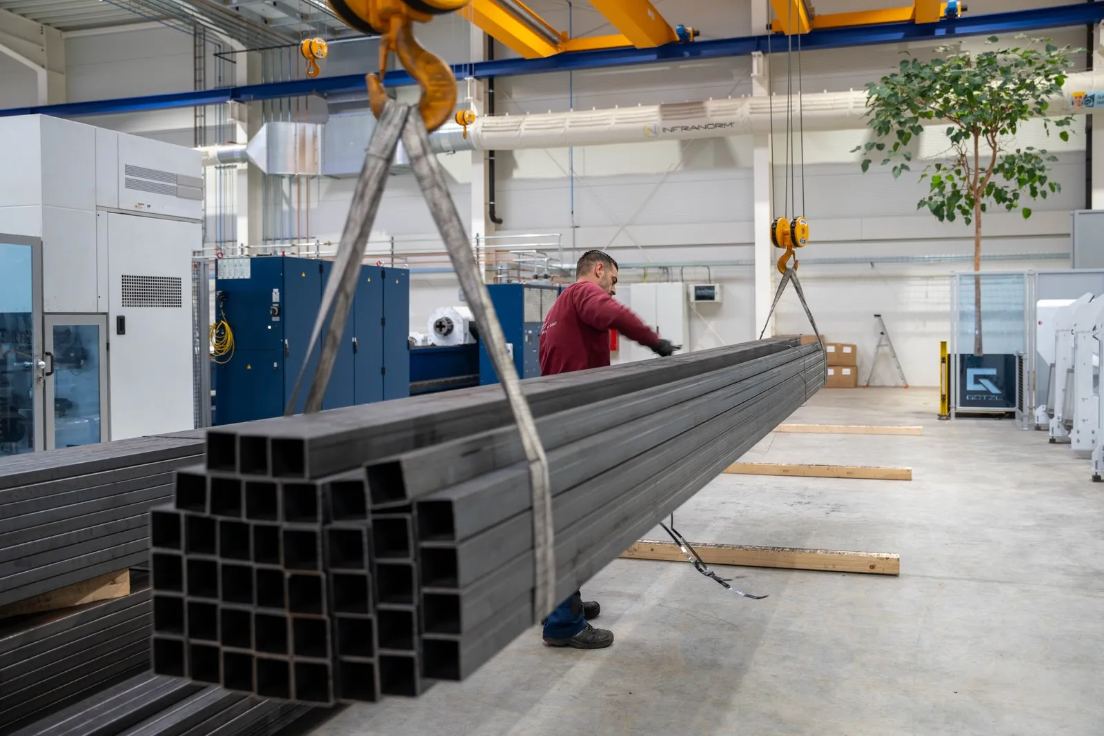 Metallprofile auf einem Kran mit einem Metallbauer. 