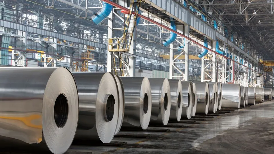 Eine Industriehalle, in der Coils aus Metall liegen. 