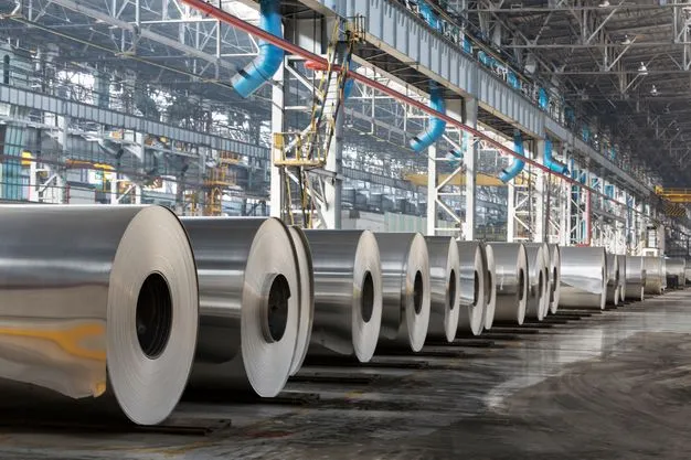 Eine Industriehalle, in der Coils aus Metall liegen. 
