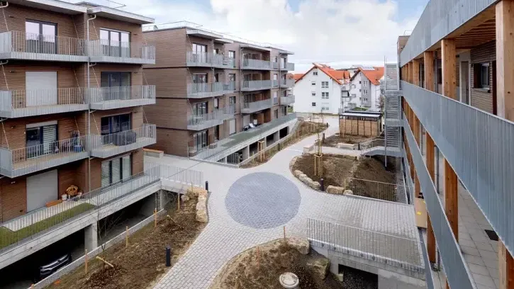 Die Verbindung aus flexiblen Wärmepumpen, erneuerbaren Energien und einer umweltfreundlichen Bauweise schafft nicht nur einen Mehrwert für die Bewohner, sondern auch für Planer, die den Fokus auf nachhaltige Architektur legen.