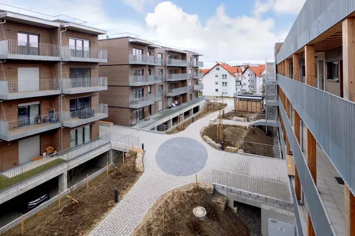 Die Verbindung aus flexiblen Wärmepumpen, erneuerbaren Energien und einer umweltfreundlichen Bauweise schafft nicht nur einen Mehrwert für die Bewohner, sondern auch für Planer, die den Fokus auf nachhaltige Architektur legen.