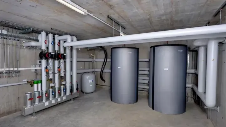 Die Großwärmepumpen arbeiten effizient bis -20 °C Außentemperatur und liefern Warmwasser mit einer Austrittstemperatur von bis zu 65 °C – ideal, um vielseitige Anforderungen zuverlässig zu erfüllen.