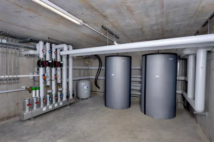 Die Großwärmepumpen arbeiten effizient bis -20 °C Außentemperatur und liefern Warmwasser mit einer Austrittstemperatur von bis zu 65 °C – ideal, um vielseitige Anforderungen zuverlässig zu erfüllen.