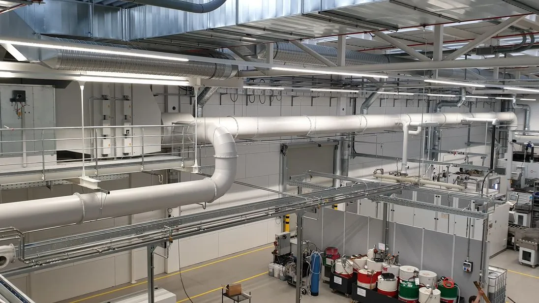 Das Rohrleitungssystem der zentralen Absauganlage. 