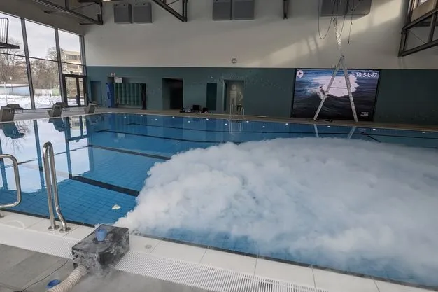 Über der Wasseroberfläche in einem Schwimmbad wird Nebel verteilt