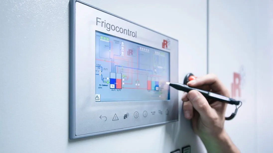 Ein Touchpanel, auf der eine Person etwas eingibt. 